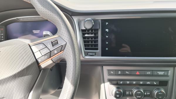 RS-Mount, fahrzeugspezifischer Handyhalter passend für Seat Ateca und Ateca Cupra links neben Bildschirm, Made in Germany